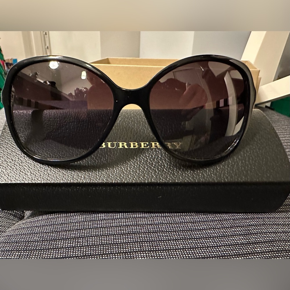Burberry sunglasses in black